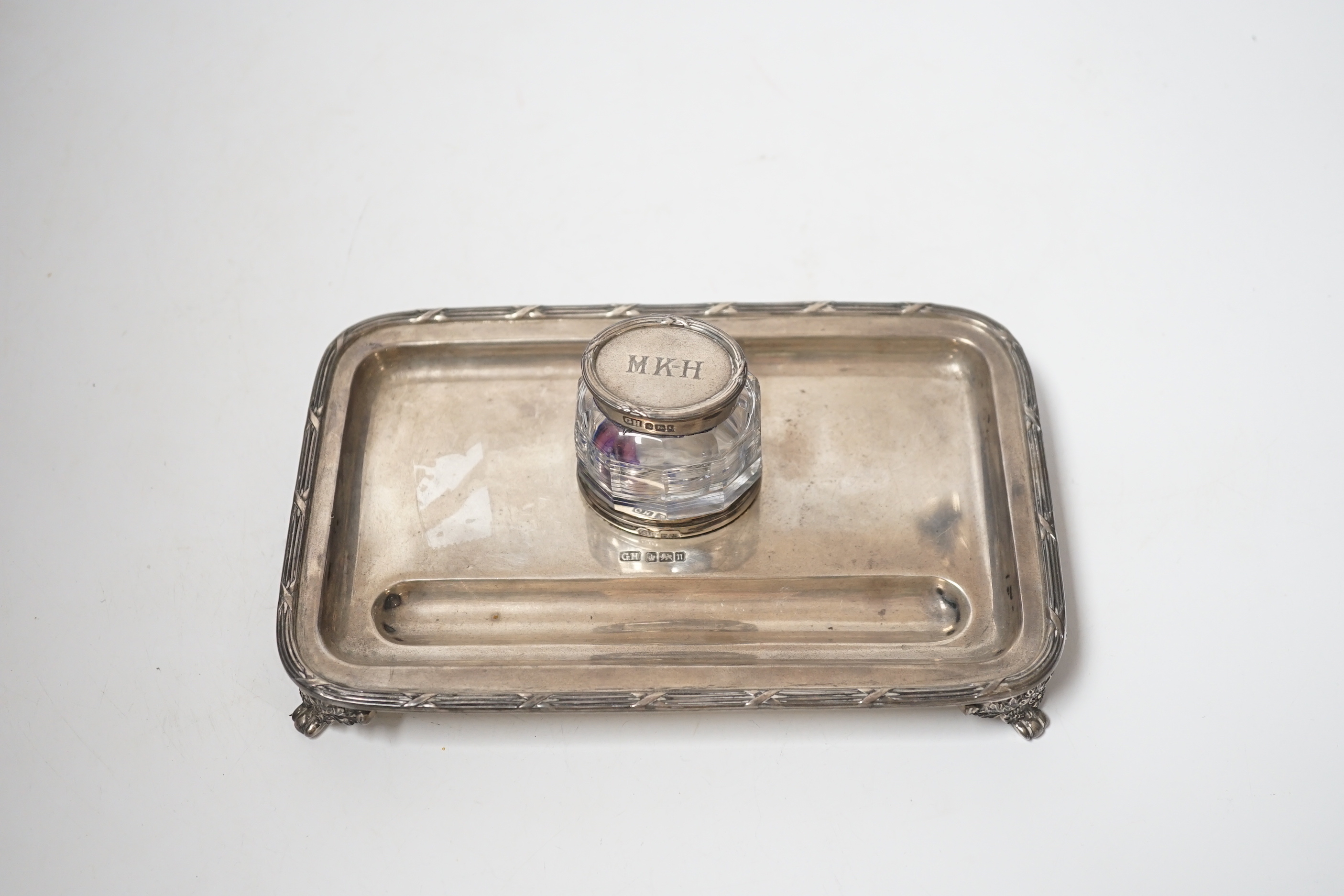 An Edwardian silver rectangular inkstand, with single mounted glass well, George Howson, Sheffield, 1903/5, 20cm, base, 11oz.